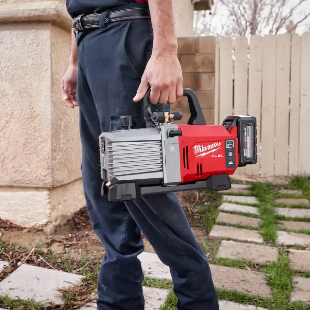 MILWAUKEE MILWAUKEE Vacuum Pump Kit With Charger & M18 Battery - 5 CFM MILWAUKEE MILWAUKEE Vacuum Pump Kit With Charger & M18 Battery - 5 CFM